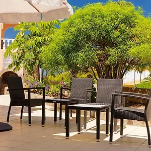 paradise-court-aparthotel.adeje-hotels.com/